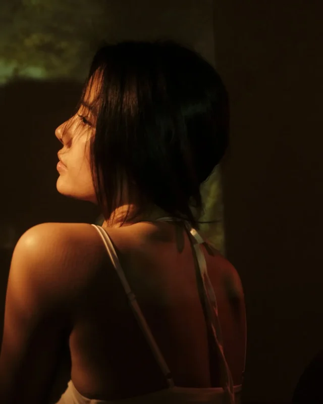Concept “Dark Editorial” – Nghệ Thuật Ánh Sáng Low-Key Tôn Đường Nét Gương Mặt