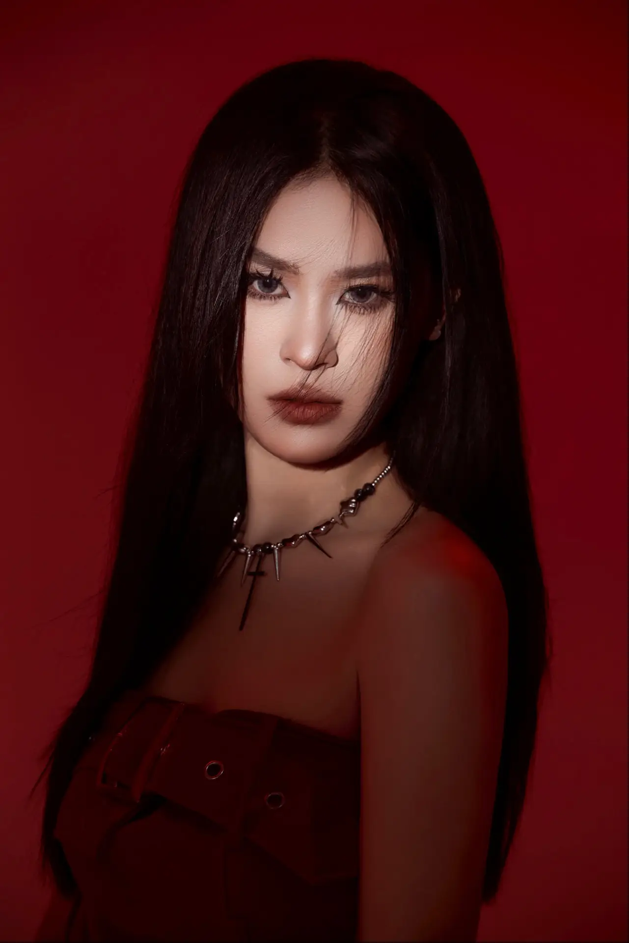 Concept “Scarlet Beauty Shot” – Beauty Close-Up Tông Đỏ Quyến Rũ Và Sắc Sảo