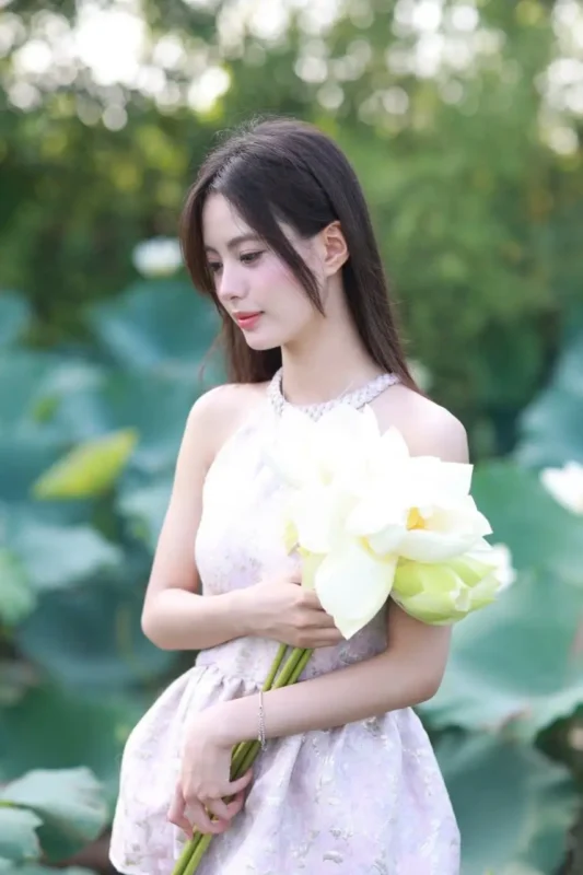 Concept “Lotus Whisper” – Lời Thì Thầm Dịu Dàng Của Những Đóa Sen Trong Gió Sớm 🍃